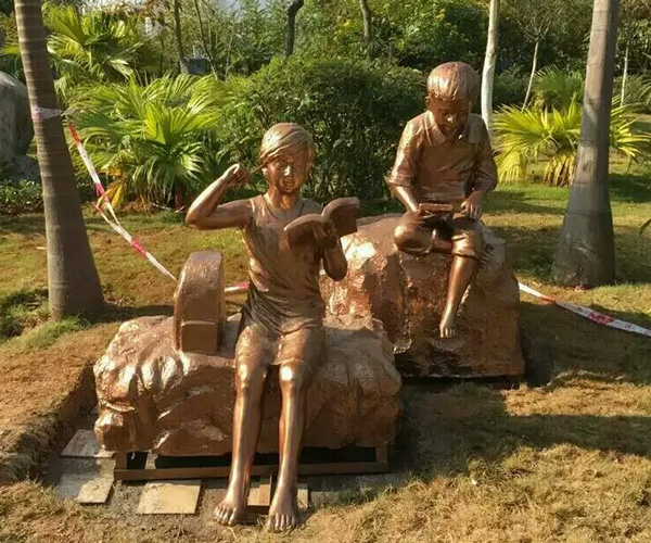 校園雕塑－讀書