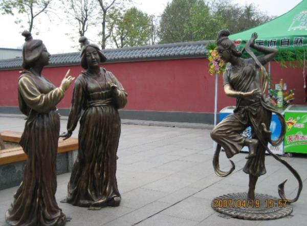 校園主題雕塑-鑄銅人物像